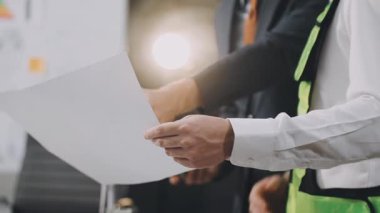 Fabrikada çalışan mühendis. Mühendis inşaat projesinde çalışıyor..