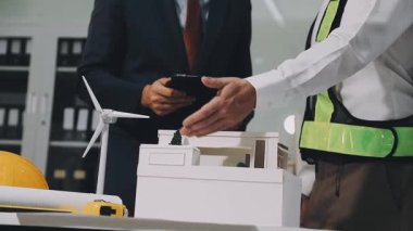 Planı ve inşaat planları olan bir mimar..