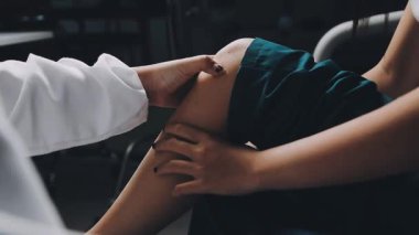 Hastanenin koğuşunda bir hastaya el doktorluğu yapıyor. sağlık hizmeti kavramı.