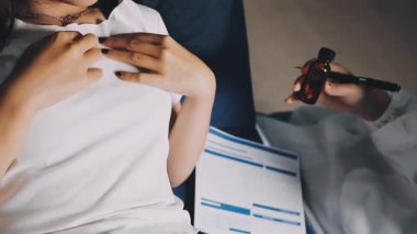 Hastane üniformalı kadın elinde şırıngayla hastanede muayene için hazırlanıyor.