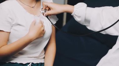 Kadın doktor hastanın nabzını kontrol ediyor..