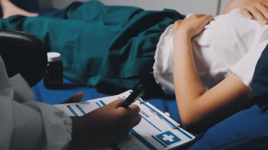 Hastayı hastanede tutan bir doktorun fotoğrafını çek.