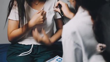 Doktor hastayı hastanede muayene ediyor.