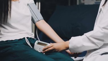 Asyalı doktor ve hasta