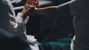 Doktor ve hemşire elleri