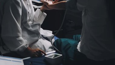 Üniformalı ve eldivenli doktoru kapatın.