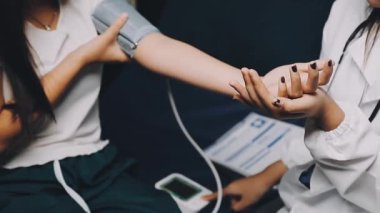 Doktor ve hemşire ofiste.