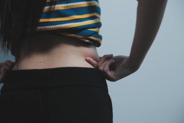 Kadın göbeği. Şişman kadın göbek yağlarını tutuyor. diyet yaşam tarzı konsepti karın kaslarını zayıflatmak ve sağlıklı mide kaslarını şekillendirmek için.