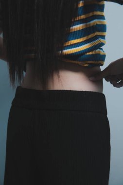 Kadın göbeği. Şişman kadın göbek yağlarını tutuyor. diyet yaşam tarzı konsepti karın kaslarını zayıflatmak ve sağlıklı mide kaslarını şekillendirmek için.