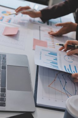 Muhasebe şirketi kazançlı nakit akışı için finansman ve vergilendirme planlaması, ofiste çalışan denetçi ve muhasebeci ekibi, mali verileri ve muhasebe kayıtlarını hesap makinesiyle analiz eder.