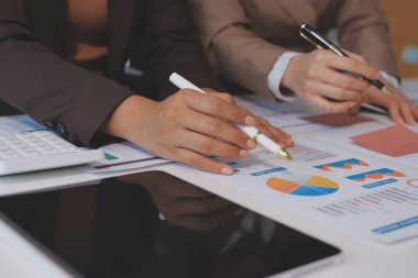 Muhasebe şirketi kazançlı nakit akışı için finansman ve vergilendirme planlaması, ofiste çalışan denetçi ve muhasebeci ekibi, mali verileri ve muhasebe kayıtlarını hesap makinesiyle analiz eder.