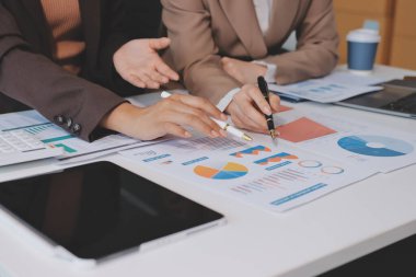 Muhasebe şirketi kazançlı nakit akışı için finansman ve vergilendirme planlaması, ofiste çalışan denetçi ve muhasebeci ekibi, mali verileri ve muhasebe kayıtlarını hesap makinesiyle analiz eder.