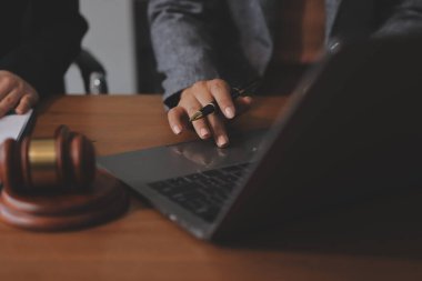 Yargıç Gavin ve Adalet Avukatları hukuk firmasının arka planında takım toplantısı yapıyorlar. Hukuk ve Hukuk Hizmetleri kavramları.