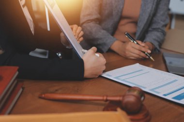 Yargıç Gavin ve Adalet Avukatları hukuk firmasının arka planında takım toplantısı yapıyorlar. Hukuk ve Hukuk Hizmetleri kavramları.