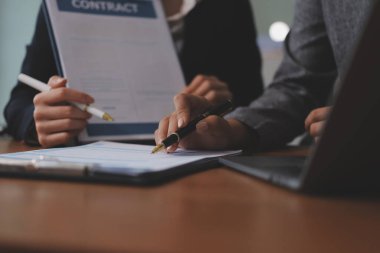 Yargıç Gavin ve Adalet Avukatları hukuk firmasının arka planında takım toplantısı yapıyorlar. Hukuk ve Hukuk Hizmetleri kavramları.