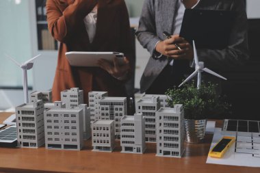 İş adamları arasında güneş pili paneli teknolojisi ve Güneş Enerjisi Çevre Kenti kavramındaki son gelişmeler üzerine tartışma.