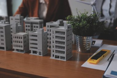 İş adamları arasında güneş pili paneli teknolojisi ve Güneş Enerjisi Çevre Kenti kavramındaki son gelişmeler üzerine tartışma.