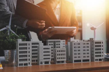 İş adamları arasında güneş pili paneli teknolojisi ve Güneş Enerjisi Çevre Kenti kavramındaki son gelişmeler üzerine tartışma.