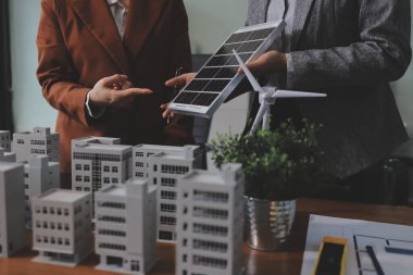 İş adamları arasında güneş pili paneli teknolojisi ve Güneş Enerjisi Çevre Kenti kavramındaki son gelişmeler üzerine tartışma.