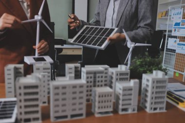 İş adamları arasında güneş pili paneli teknolojisi ve Güneş Enerjisi Çevre Kenti kavramındaki son gelişmeler üzerine tartışma.