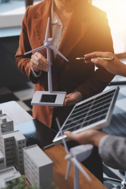 İş adamları arasında güneş pili paneli teknolojisi ve Güneş Enerjisi Çevre Kenti kavramındaki son gelişmeler üzerine tartışma.