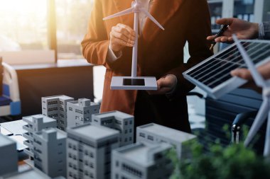 İş adamları arasında güneş pili paneli teknolojisi ve Güneş Enerjisi Çevre Kenti kavramındaki son gelişmeler üzerine tartışma.