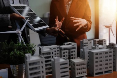 İş adamları arasında güneş pili paneli teknolojisi ve Güneş Enerjisi Çevre Kenti kavramındaki son gelişmeler üzerine tartışma.