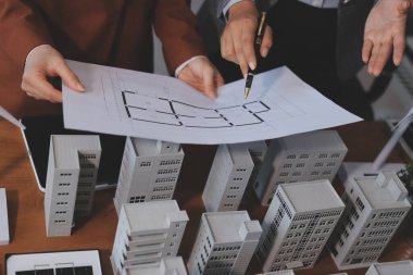 İş adamları arasında güneş pili paneli teknolojisi ve Güneş Enerjisi Çevre Kenti kavramındaki son gelişmeler üzerine tartışma.