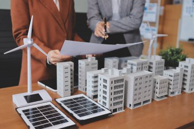İş adamları arasında güneş pili paneli teknolojisi ve Güneş Enerjisi Çevre Kenti kavramındaki son gelişmeler üzerine tartışma.