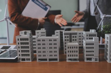 İş adamları arasında güneş pili paneli teknolojisi ve Güneş Enerjisi Çevre Kenti kavramındaki son gelişmeler üzerine tartışma.