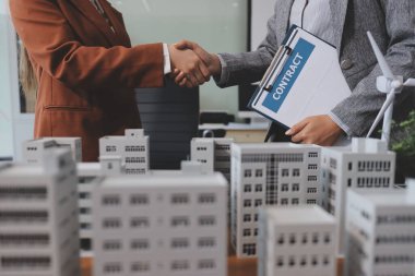 İş adamları arasında güneş pili paneli teknolojisi ve Güneş Enerjisi Çevre Kenti kavramındaki son gelişmeler üzerine tartışma.