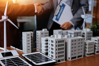 İş adamları arasında güneş pili paneli teknolojisi ve Güneş Enerjisi Çevre Kenti kavramındaki son gelişmeler üzerine tartışma.