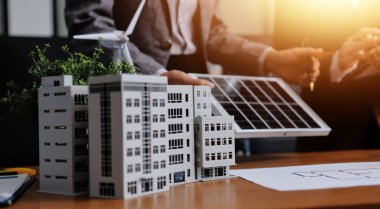 İş adamları arasında güneş pili paneli teknolojisi ve Güneş Enerjisi Çevre Kenti kavramındaki son gelişmeler üzerine tartışma.