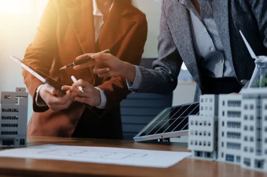 İş adamları arasında güneş pili paneli teknolojisi ve Güneş Enerjisi Çevre Kenti kavramındaki son gelişmeler üzerine tartışma.