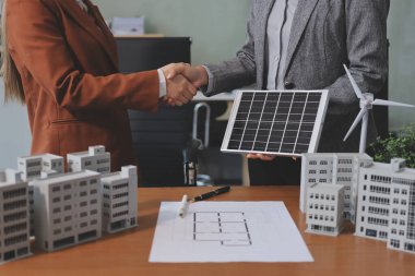 İş adamları arasında güneş pili paneli teknolojisi ve Güneş Enerjisi Çevre Kenti kavramındaki son gelişmeler üzerine tartışma.