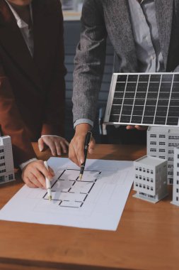 İş adamları arasında güneş pili paneli teknolojisi ve Güneş Enerjisi Çevre Kenti kavramındaki son gelişmeler üzerine tartışma.