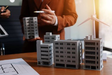 İş adamları arasında güneş pili paneli teknolojisi ve Güneş Enerjisi Çevre Kenti kavramındaki son gelişmeler üzerine tartışma.