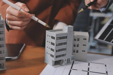 İş adamları arasında güneş pili paneli teknolojisi ve Güneş Enerjisi Çevre Kenti kavramındaki son gelişmeler üzerine tartışma.