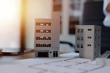 İş adamları arasında güneş pili paneli teknolojisi ve Güneş Enerjisi Çevre Kenti kavramındaki son gelişmeler üzerine tartışma.