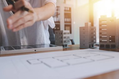 İş adamları arasında güneş pili paneli teknolojisi ve Güneş Enerjisi Çevre Kenti kavramındaki son gelişmeler üzerine tartışma.