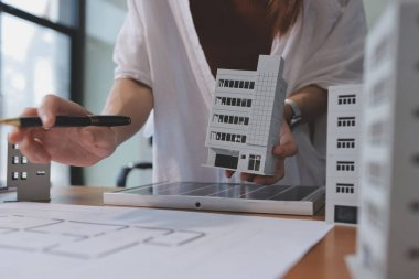İş adamları arasında güneş pili paneli teknolojisi ve Güneş Enerjisi Çevre Kenti kavramındaki son gelişmeler üzerine tartışma.