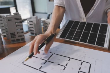 İş adamları arasında güneş pili paneli teknolojisi ve Güneş Enerjisi Çevre Kenti kavramındaki son gelişmeler üzerine tartışma.