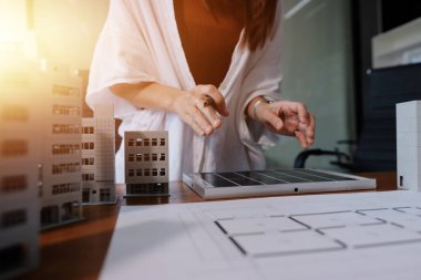 İş adamları arasında güneş pili paneli teknolojisi ve Güneş Enerjisi Çevre Kenti kavramındaki son gelişmeler üzerine tartışma.