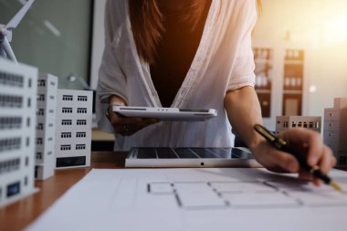 İş adamları arasında güneş pili paneli teknolojisi ve Güneş Enerjisi Çevre Kenti kavramındaki son gelişmeler üzerine tartışma.