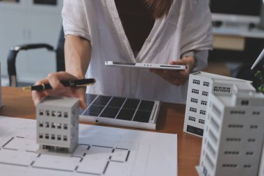 İş adamları arasında güneş pili paneli teknolojisi ve Güneş Enerjisi Çevre Kenti kavramındaki son gelişmeler üzerine tartışma.