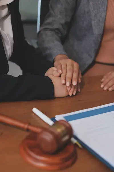 Yargıç Gavin ve Adalet Avukatları hukuk firmasının arka planında takım toplantısı yapıyorlar. Hukuk ve Hukuk Hizmetleri kavramları.