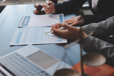 Yargıç Gavin ve Adalet Avukatları hukuk firmasının arka planında takım toplantısı yapıyorlar. Hukuk ve Hukuk Hizmetleri kavramları.