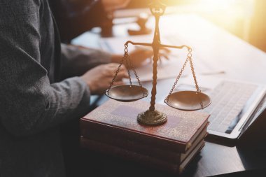 Yargıç Gavin ve Adalet Avukatları hukuk firmasının arka planında takım toplantısı yapıyorlar. Hukuk ve Hukuk Hizmetleri kavramları.