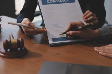 Yargıç Gavin ve Adalet Avukatları hukuk firmasının arka planında takım toplantısı yapıyorlar. Hukuk ve Hukuk Hizmetleri kavramları.