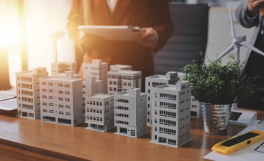 İş adamları arasında güneş pili paneli teknolojisi ve Güneş Enerjisi Çevre Kenti kavramındaki son gelişmeler üzerine tartışma.